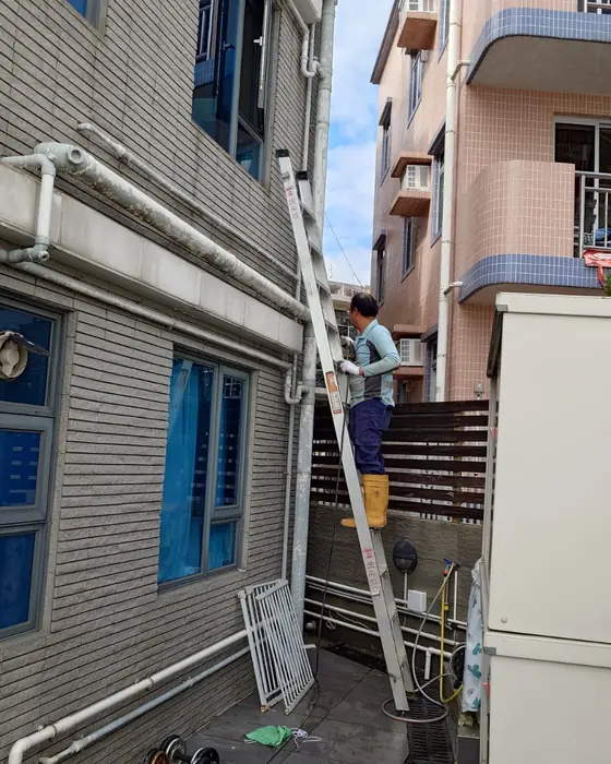師傅使用高壓水機疏通渠道